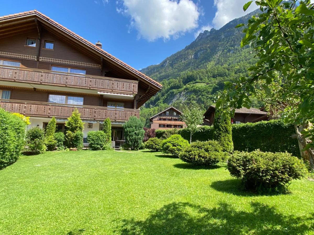 An Apartment In A Modern Swiss Chalet Iseltwald Buitenkant foto